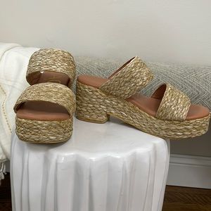 Beach by Matisse  Ocean Ave.  Raffia sandals size 8